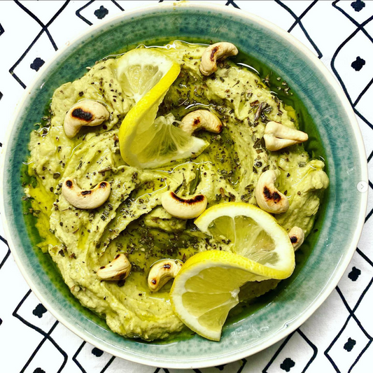 Avocado Kichererbsen Hummus mit gerösteten Cashewnüssen