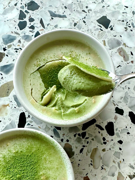 Matcha-Cashew-Vanille-Creme mit crunchy weißer Schokolade-Schale