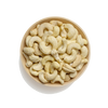 Ganze naturbelassene Bio Cashewkerne in Schale freigestellt