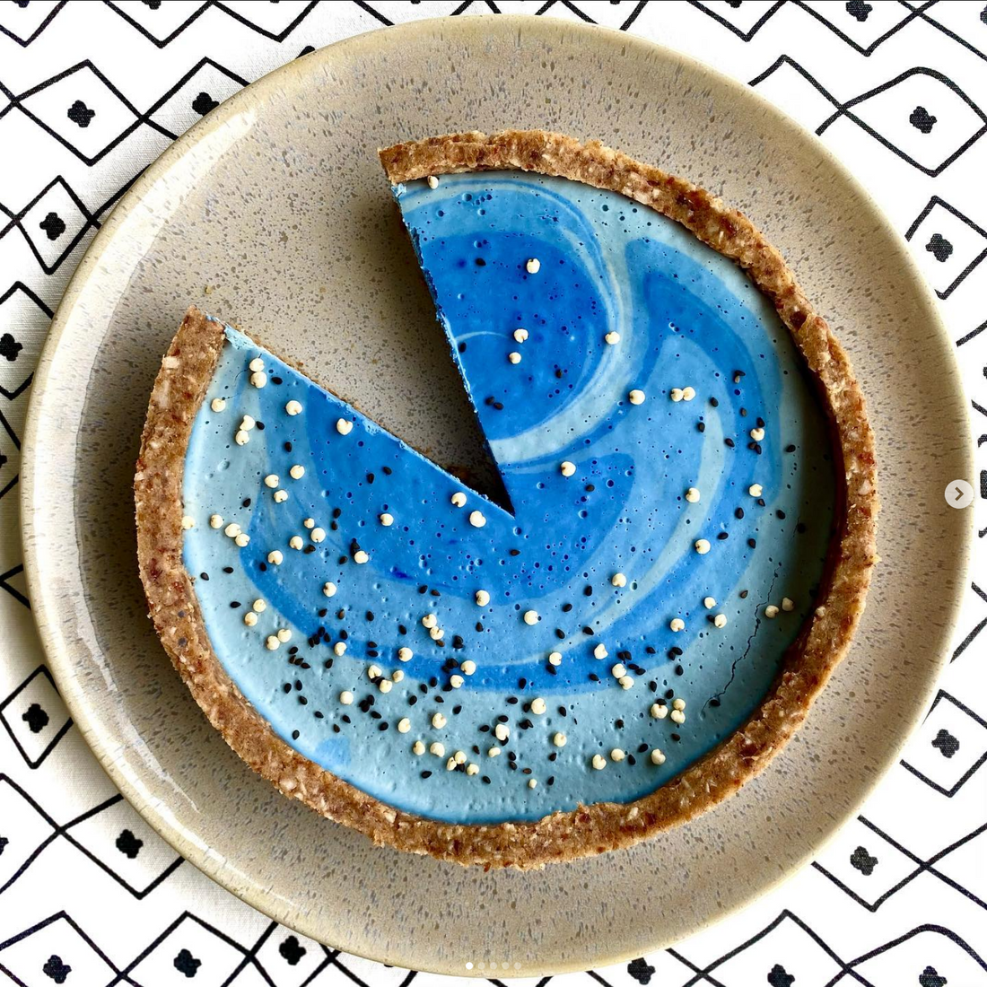 Galaxy Cake - veganer Rohkost-“Cheesecake” mit blauem Spirulina